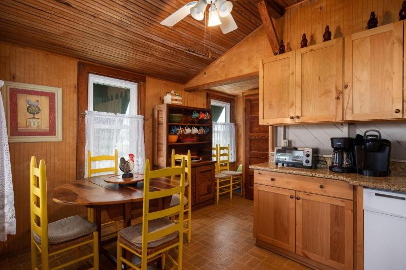 Island Dancer-Oceanfront dog friendly walkway to the beach cozy historic cottage - image 16