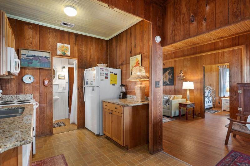 Island Dancer-Oceanfront dog friendly walkway to the beach cozy historic cottage - image 31