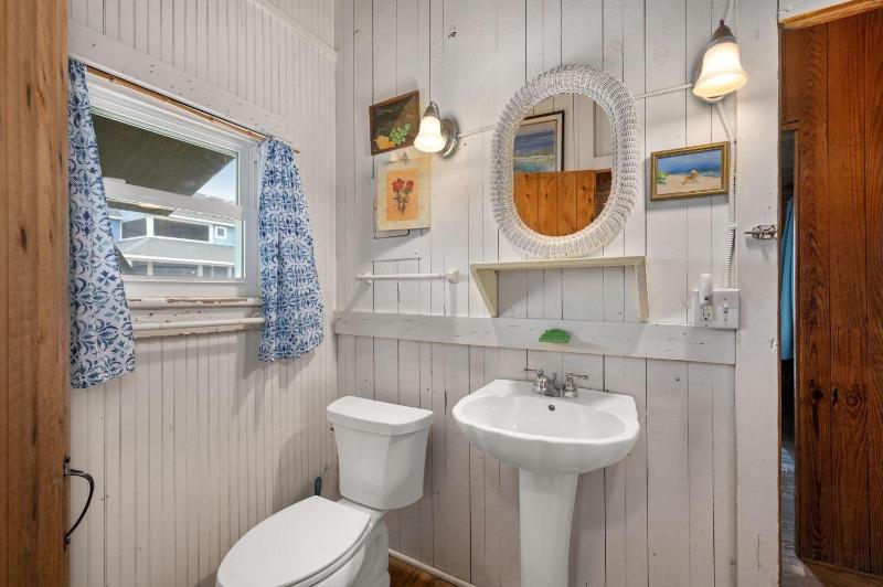 Island Dancer-Oceanfront dog friendly walkway to the beach cozy historic cottage - image 23