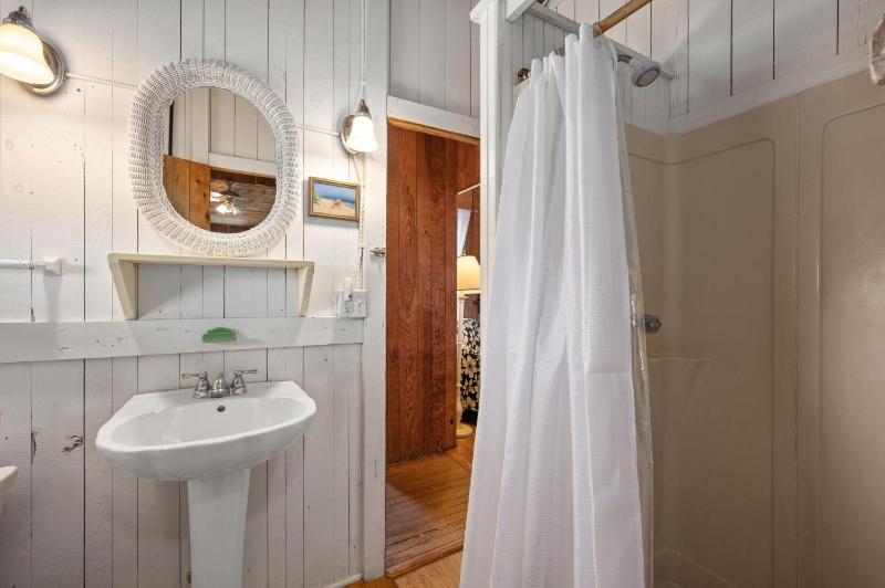Island Dancer-Oceanfront dog friendly walkway to the beach cozy historic cottage - image 40