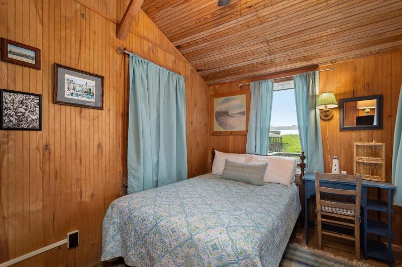 Island Dancer-Oceanfront dog friendly walkway to the beach cozy historic cottage - image 20