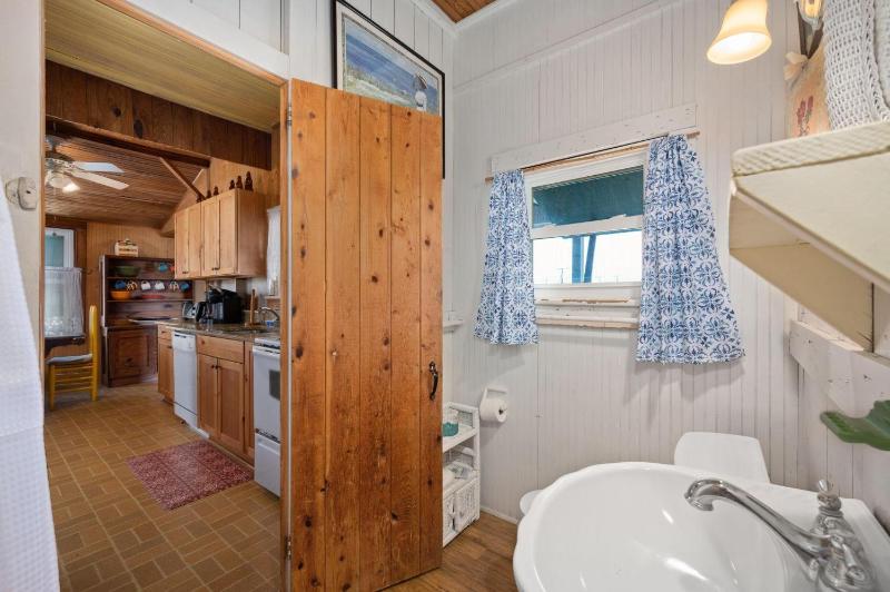 Island Dancer-Oceanfront dog friendly walkway to the beach cozy historic cottage - image 12
