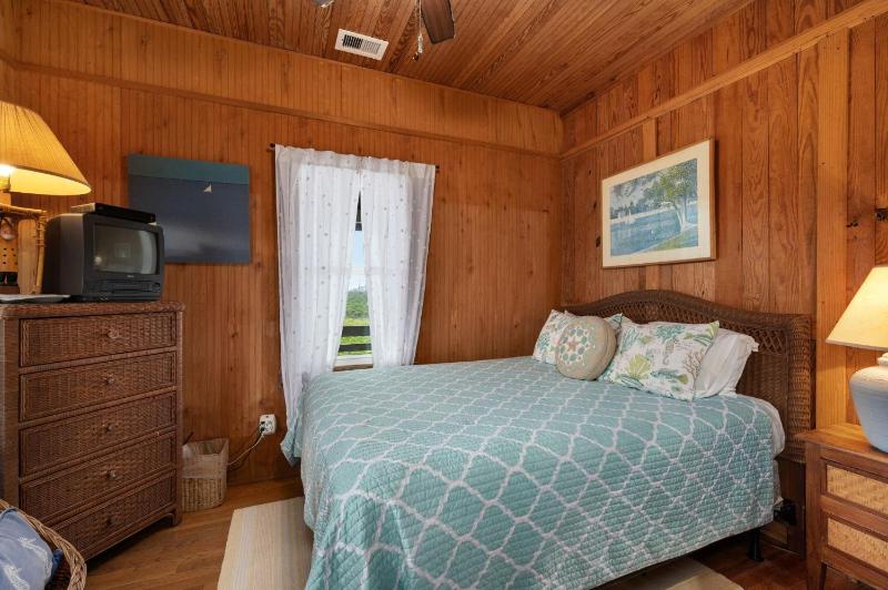 Island Dancer-Oceanfront dog friendly walkway to the beach cozy historic cottage - image 10