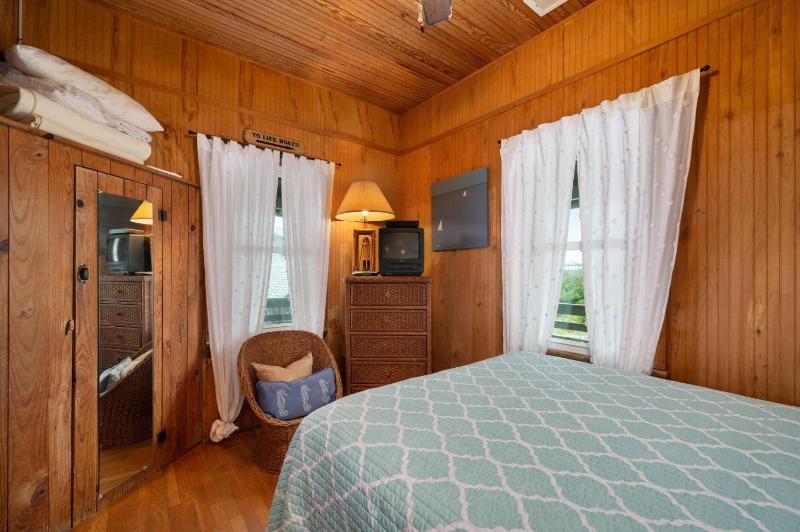 Island Dancer-Oceanfront dog friendly walkway to the beach cozy historic cottage - image 28
