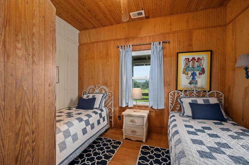 Island Dancer-Oceanfront dog friendly walkway to the beach cozy historic cottage - image 18