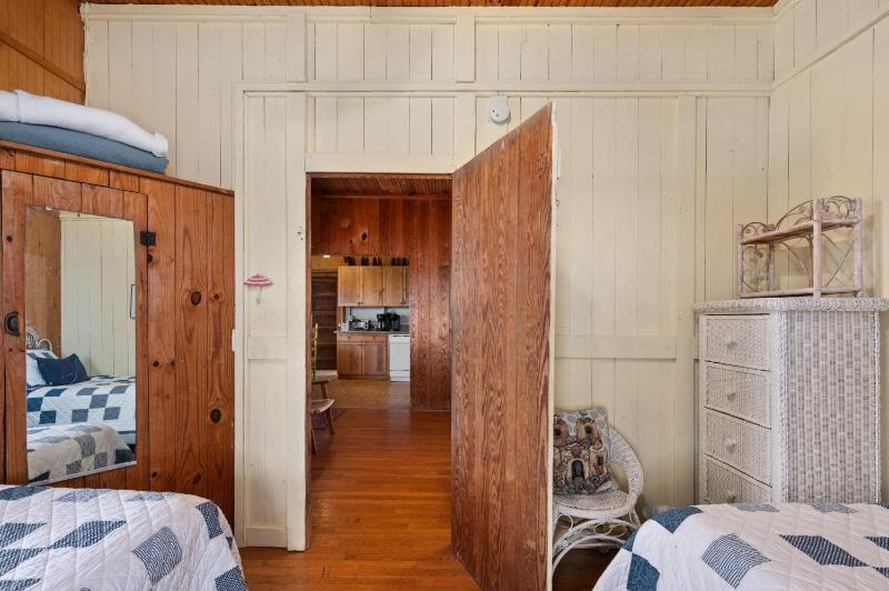 Island Dancer-Oceanfront dog friendly walkway to the beach cozy historic cottage - image 21
