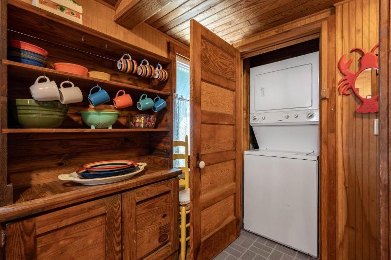 Island Dancer-Oceanfront dog friendly walkway to the beach cozy historic cottage - image 32