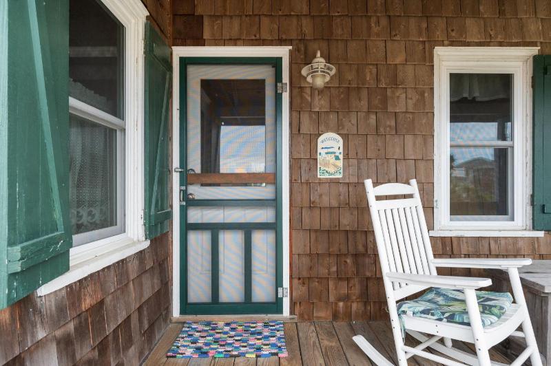 Island Dancer-Oceanfront dog friendly walkway to the beach cozy historic cottage - image 2