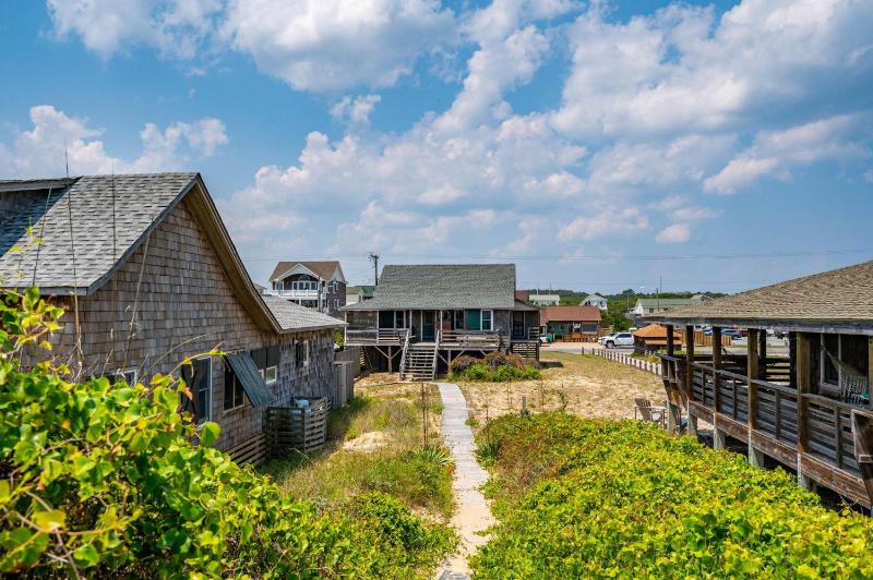 Island Dancer-Oceanfront dog friendly walkway to the beach cozy historic cottage - image 4