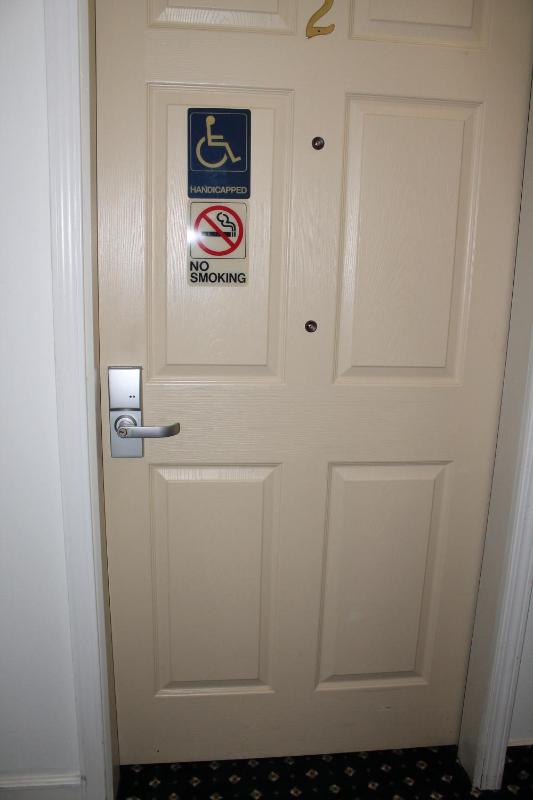 Queen Room - Disability Access image 1