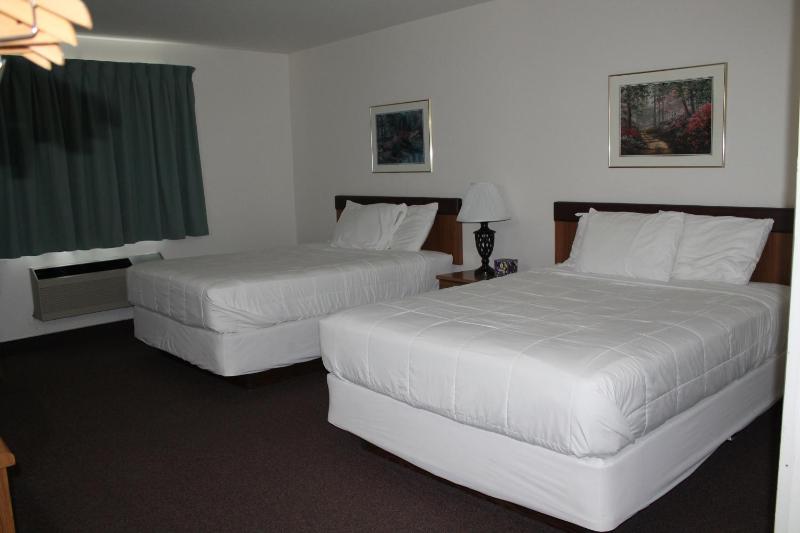 Queen Room with Two Queen Beds image 4