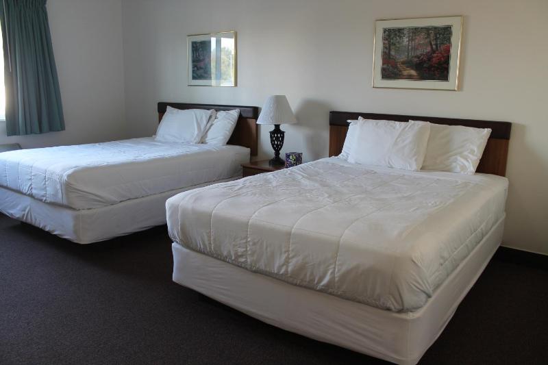 Queen Room with Two Queen Beds image 2