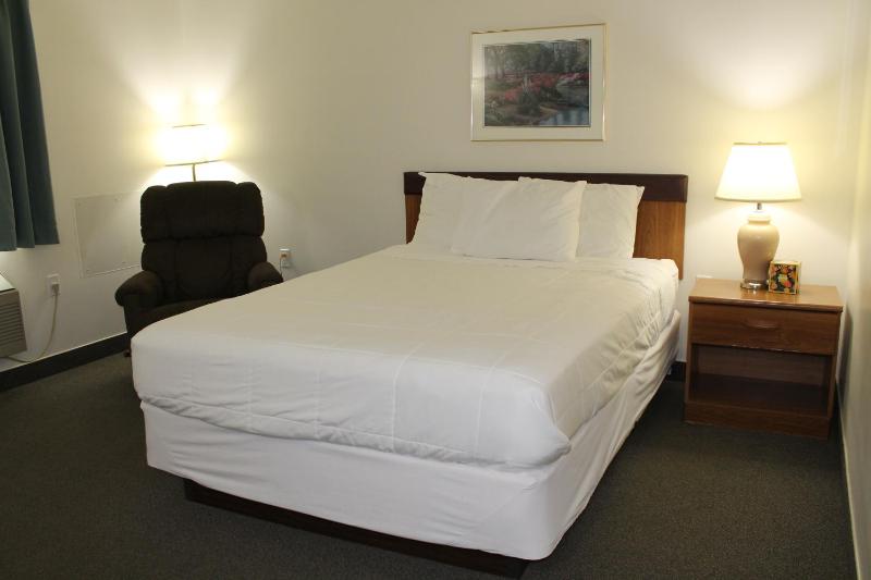 Queen Room image 2