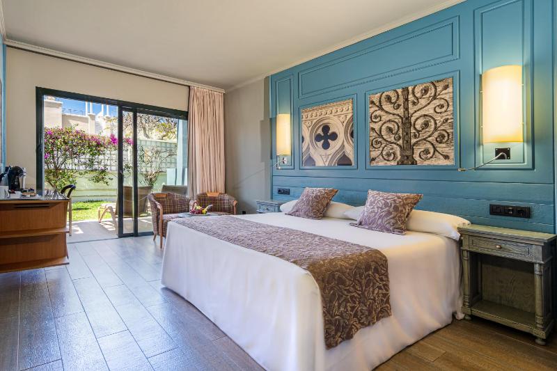 Standard Twin Room image 1