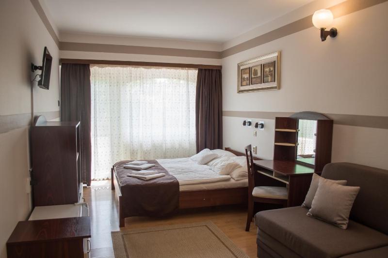 Queen Room with Balcony image 4