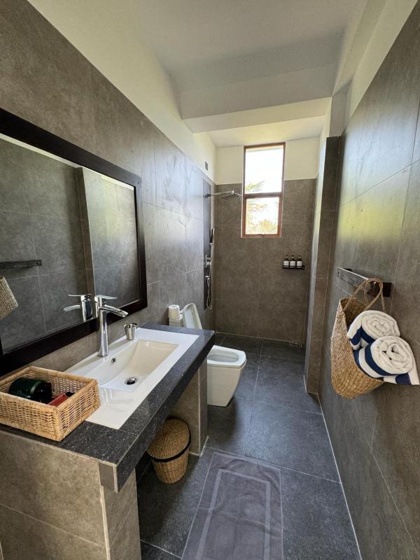 Shades Hotel & Villa - image 2