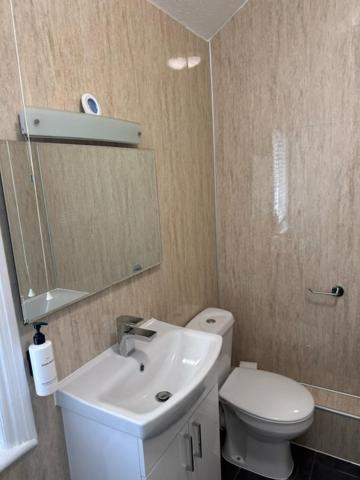 Main Lodge - Twin Room image 4