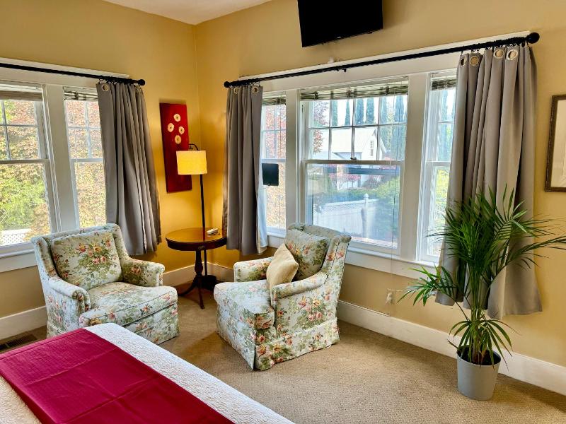 Queen Room with Garden View image 1