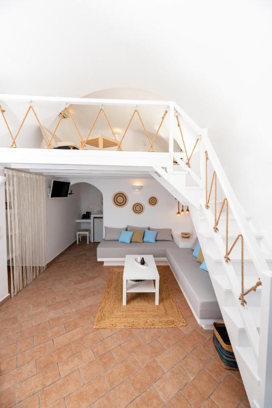 Studio Split Level with Pool View image 1