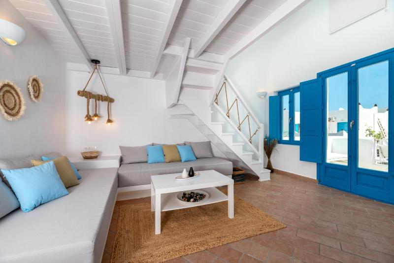 Studio Split Level with Pool View image 2
