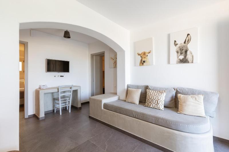 Family Room with Garden View image 2