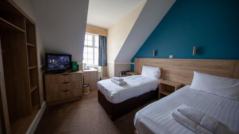 Twin Room image 4