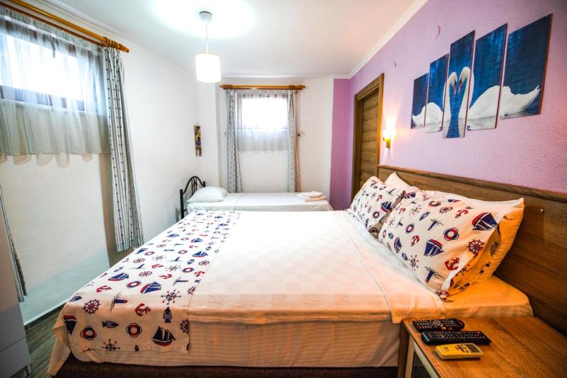 Economy Triple Room image 1