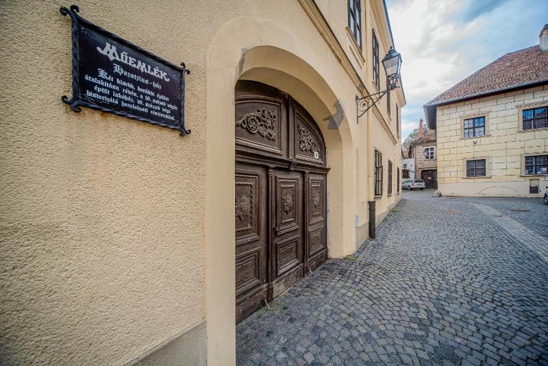 Studio Apartment image 3