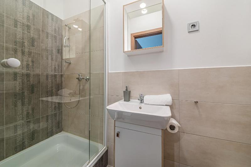 Single Room with Bath image 2