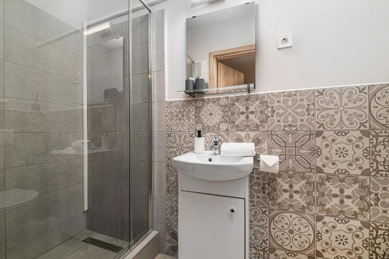 Single Room with Shower image 3