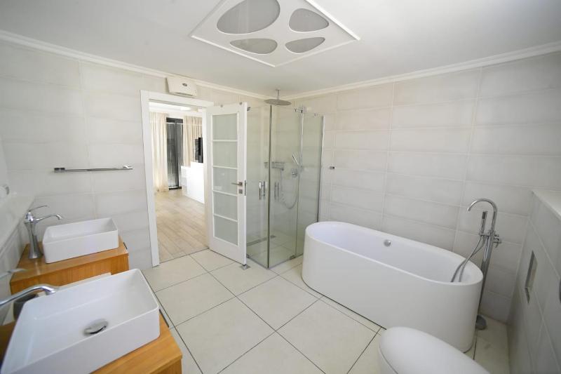 New ! 430m Luxury Best Top Class 8-Bdr Exclusive Villa Top Design HEATED Pool Jucuzzi Sauna - image 6