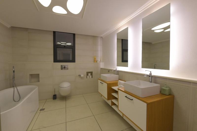 New ! 430m Luxury Best Top Class 8-Bdr Exclusive Villa Top Design HEATED Pool Jucuzzi Sauna - image 26