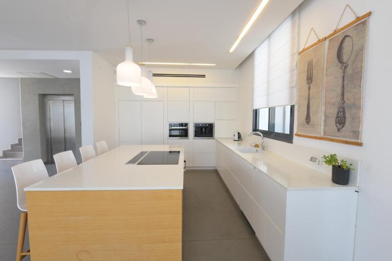 New ! 430m Luxury Best Top Class 8-Bdr Exclusive Villa Top Design HEATED Pool Jucuzzi Sauna - image 7