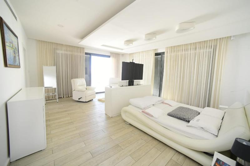 New ! 430m Luxury Best Top Class 8-Bdr Exclusive Villa Top Design HEATED Pool Jucuzzi Sauna - image 21