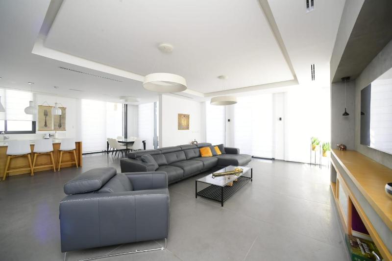 New ! 430m Luxury Best Top Class 8-Bdr Exclusive Villa Top Design HEATED Pool Jucuzzi Sauna - image 34