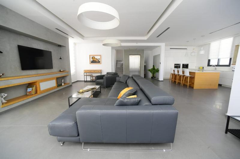 New ! 430m Luxury Best Top Class 8-Bdr Exclusive Villa Top Design HEATED Pool Jucuzzi Sauna - image 13