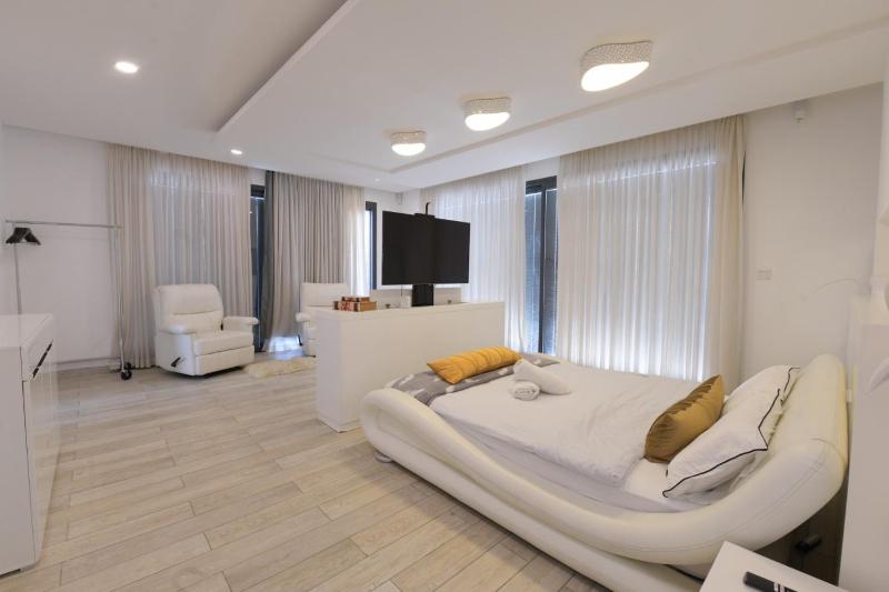 New ! 430m Luxury Best Top Class 8-Bdr Exclusive Villa Top Design HEATED Pool Jucuzzi Sauna - image 14