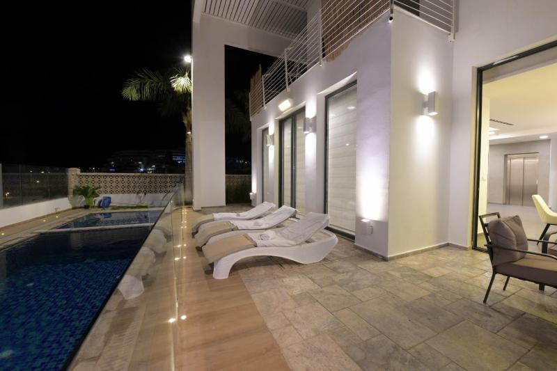 New ! 430m Luxury Best Top Class 8-Bdr Exclusive Villa Top Design HEATED Pool Jucuzzi Sauna - image 47
