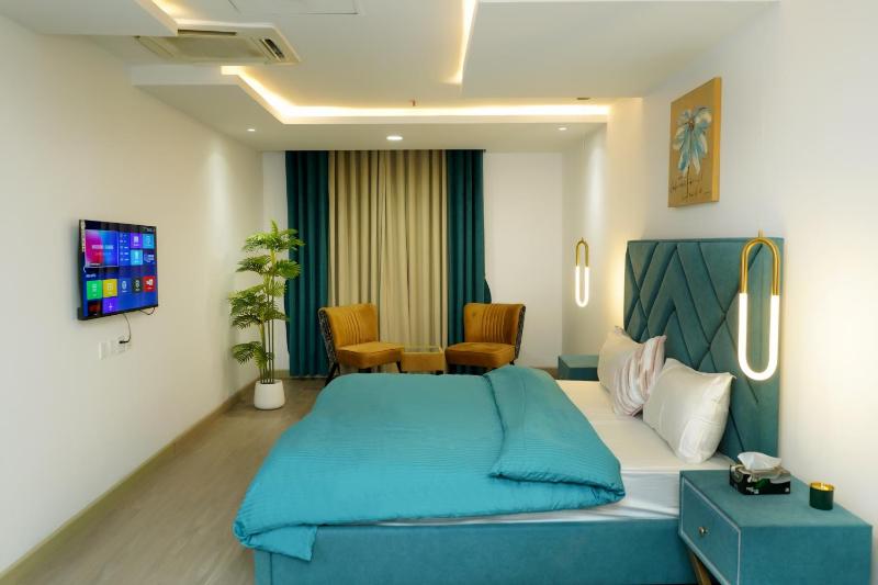 Penthouse with balcony in GoldCrest DHA - image 10