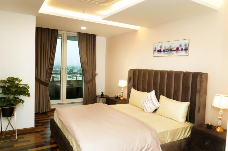 Penthouse with balcony in GoldCrest DHA - image 4