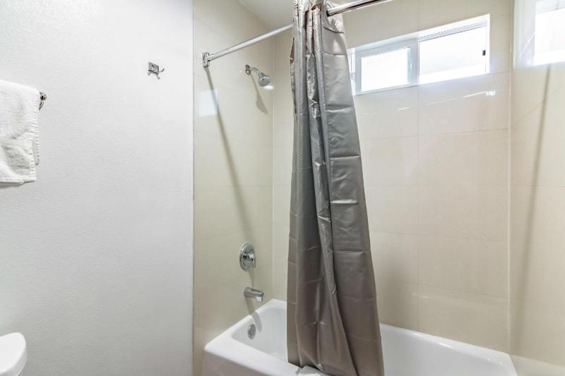 King Room - Disability Access - Non-Smoking image 2