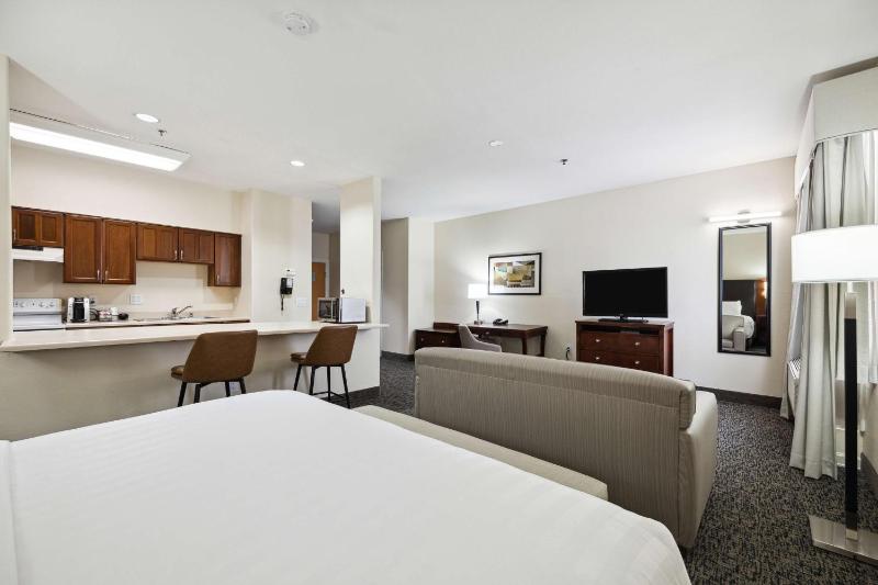 King Suite with Kitchen image 3