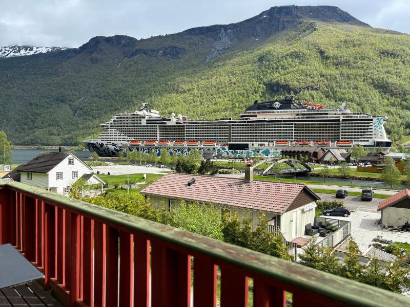 Apartment w/ Balcony (Center) image 2