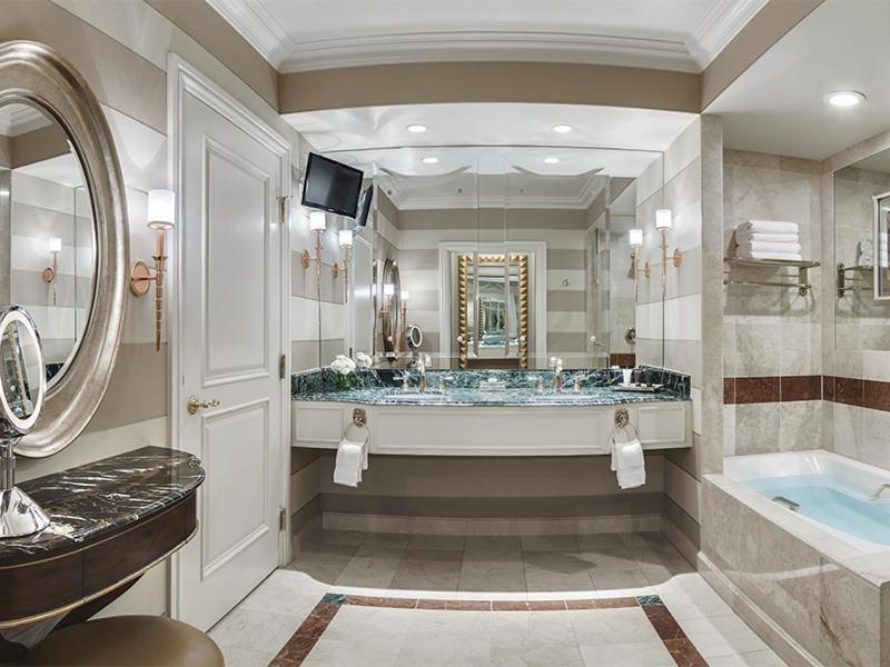 Luxury Two Queen Suite + Luxury Two Queen Suite image 4