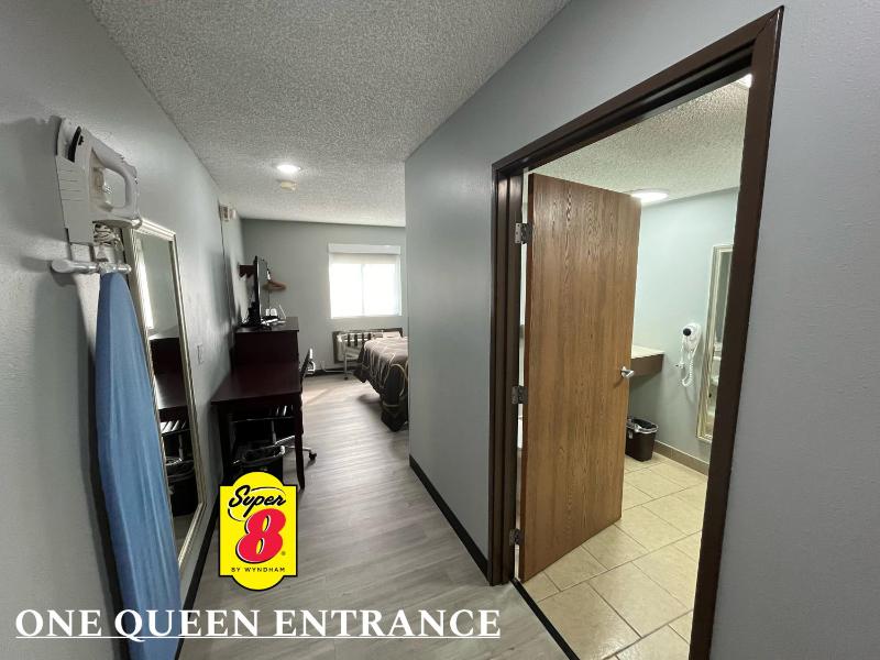 Queen Room - Mobility Access/Non-Smoking image 3
