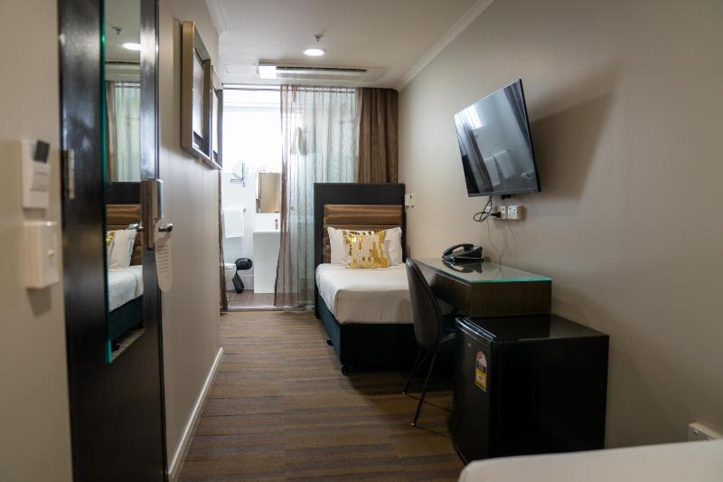 Twin Room image 4