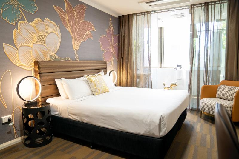 Queen Room image 4