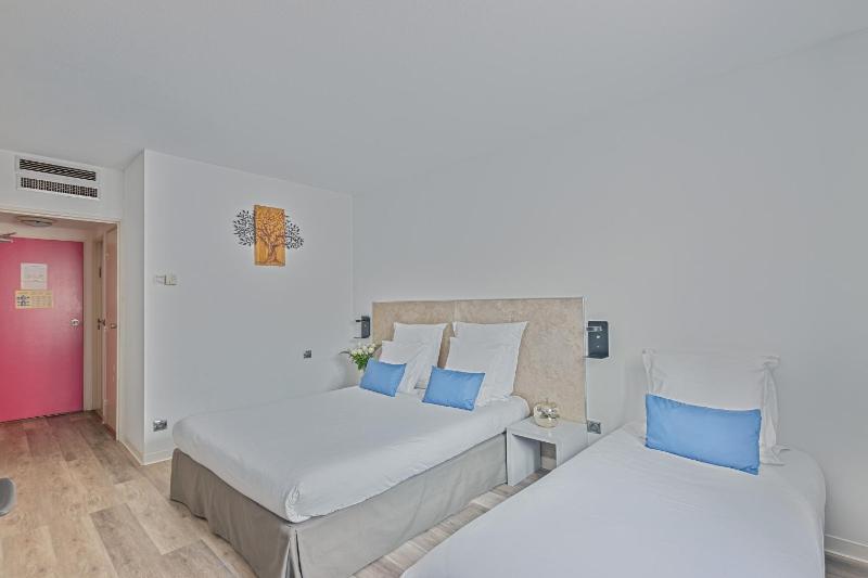 Standard Triple Room image 4