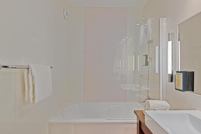 Standard Triple Room image 2
