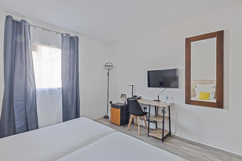 Standard Twin Room image 4